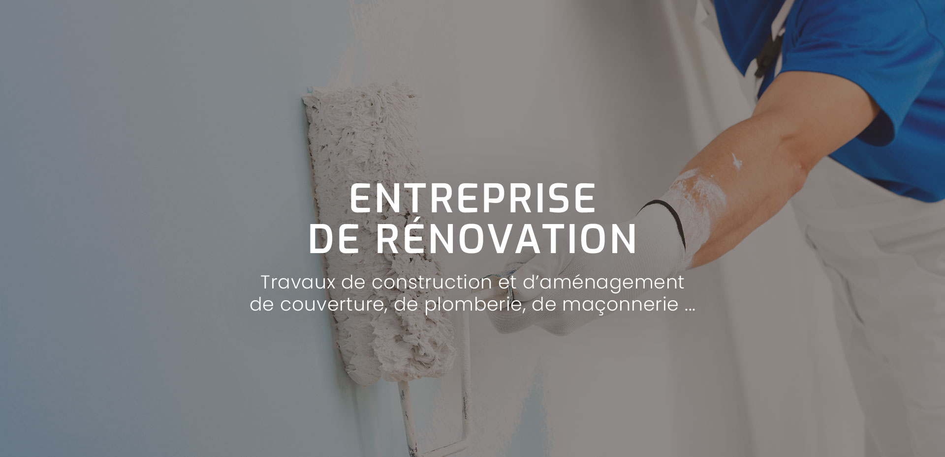 Artisan qui réalise de la peinture intérieure