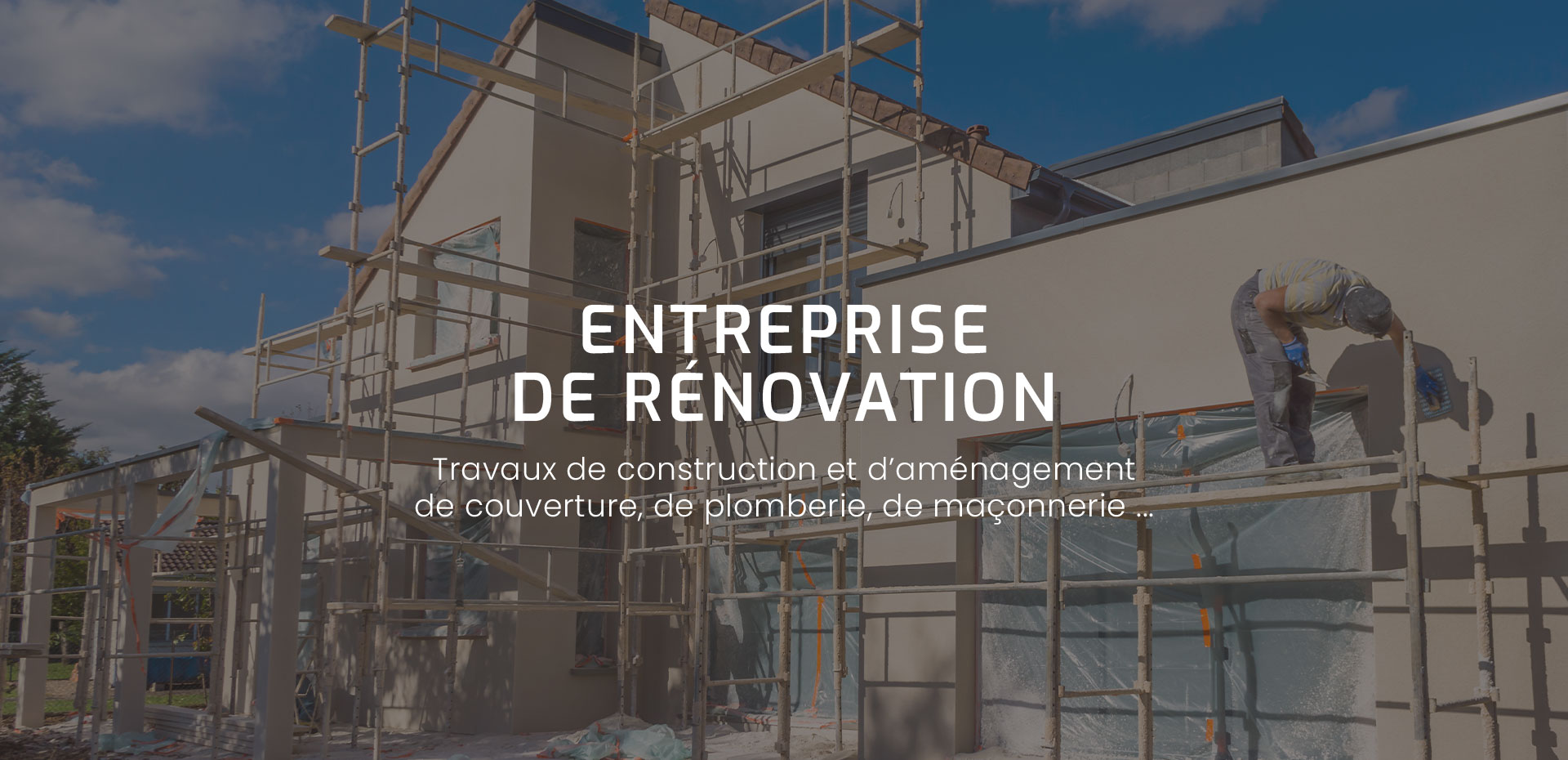 Artisan qui rénove la façade d'une maison
