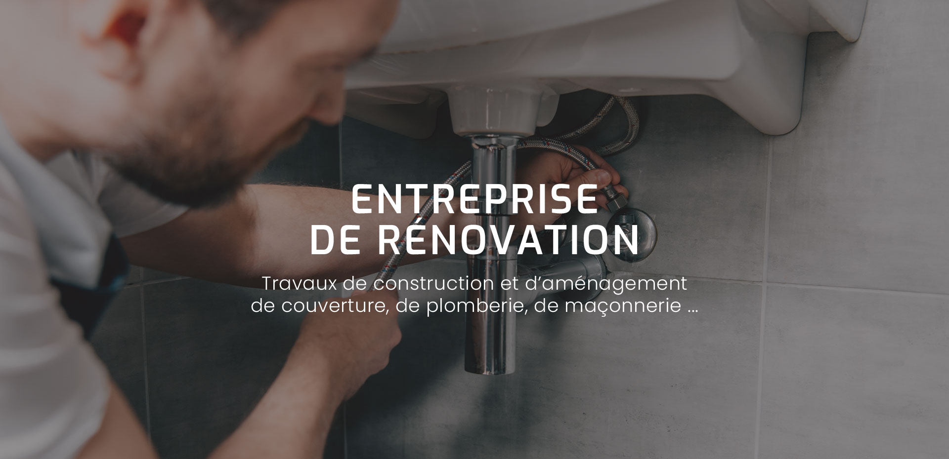 Plombier qui répare un lavabo